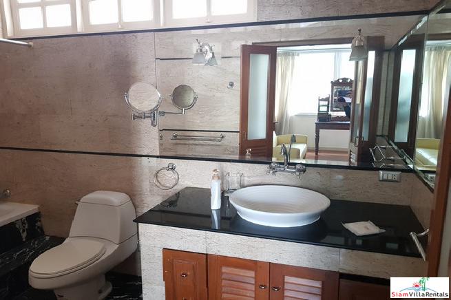 Family-Style Townhouse with Five Bedrooms in the Center of the City, Phrom Phong