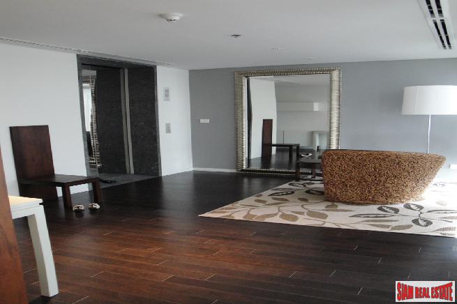 RENTED Two Minutes Walk To Radjadamri BTS Station,