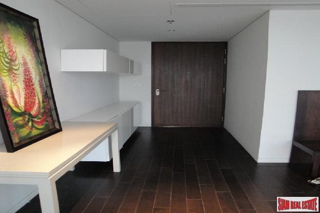 RENTED Two Minutes Walk To Radjadamri BTS Station,