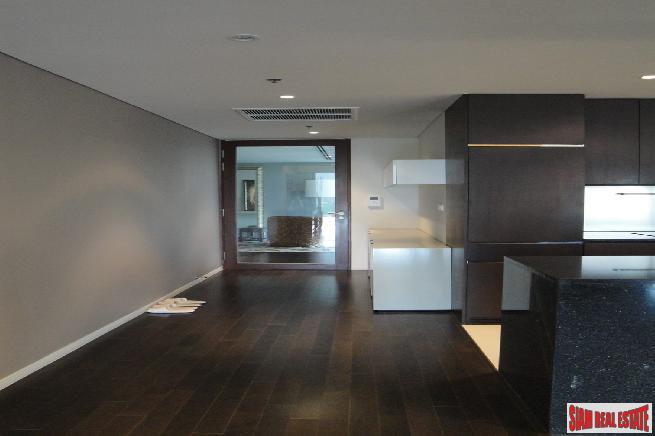 RENTED Two Minutes Walk To Radjadamri BTS Station,