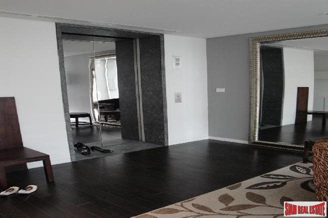RENTED Two Minutes Walk To Radjadamri BTS Station,